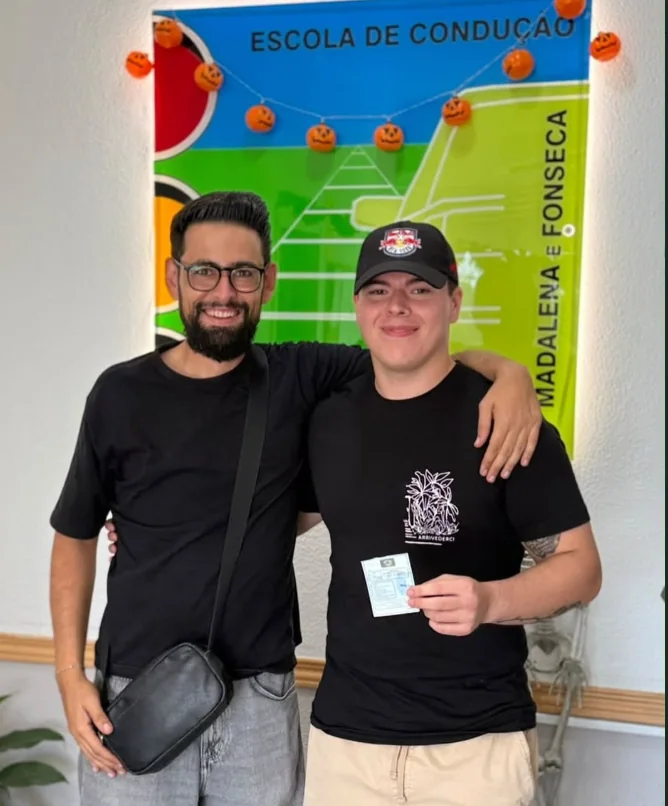 Aluno a celebrar a carta junto à escola