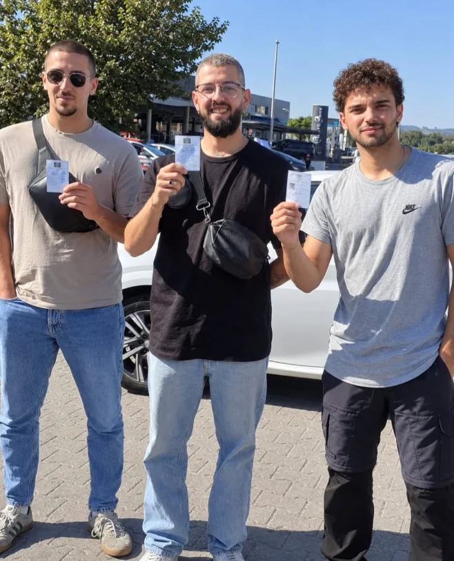 Três alunos com cartas de condução