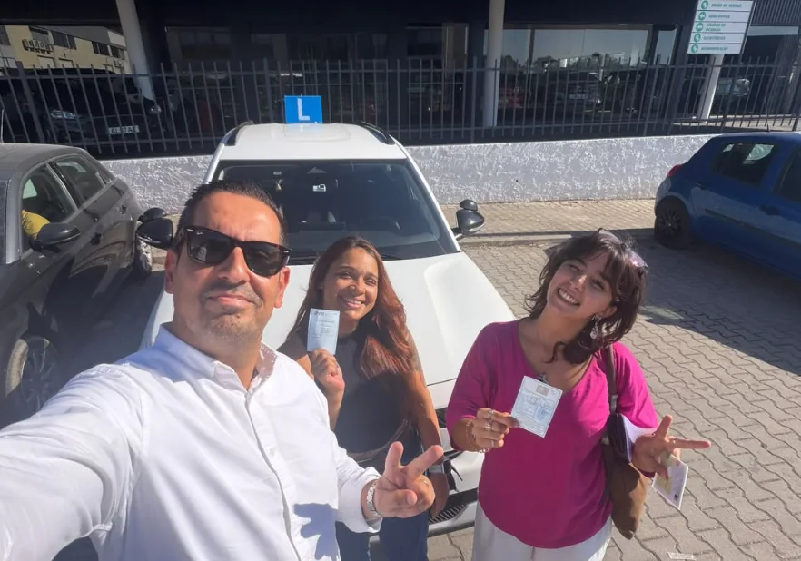 Celebração de cartas de condução junto ao automóvel