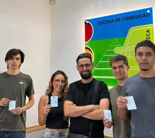 Grupo de alunos da Escola de Condução Madalena e Fonseca com as suas cartas