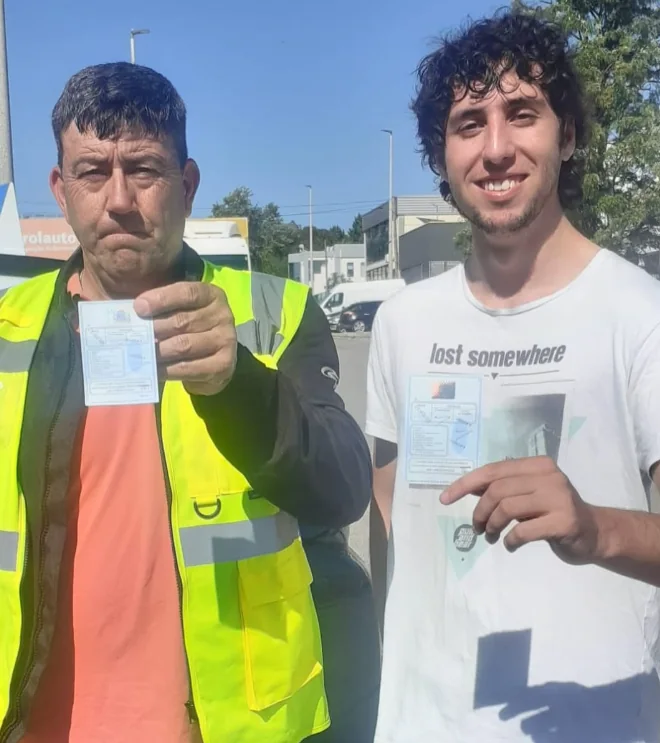 Dois alunos apresentam cartas de condução