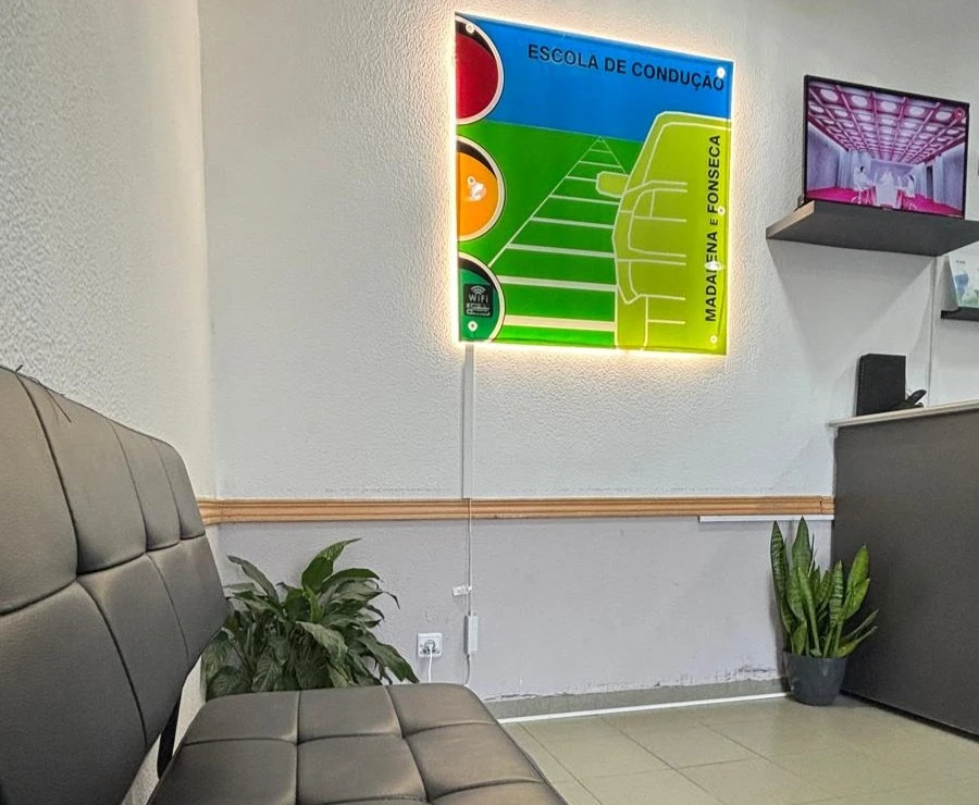 Espaço interior da escola de condução e sinalização rodoviária